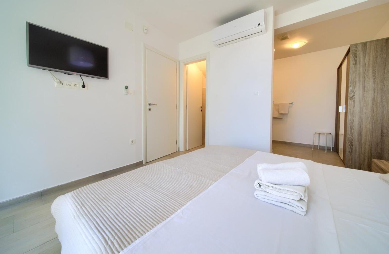 Apartment Sasso Bianco With The Private Pool Njivice Exterior photo